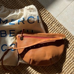 CLARE V Grande Fanny Pack - cuoio perf